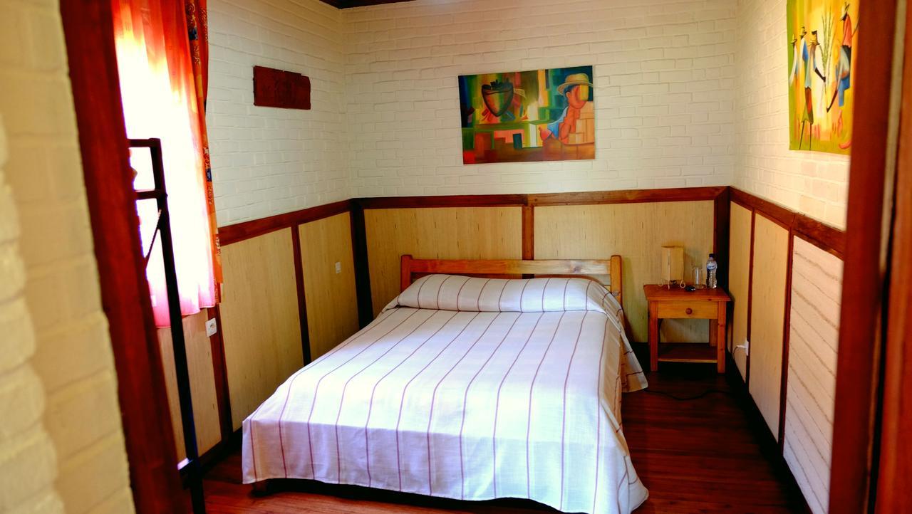 Eco Lodge Les Chambres Du Voyageur アンツィラベ エクステリア 写真