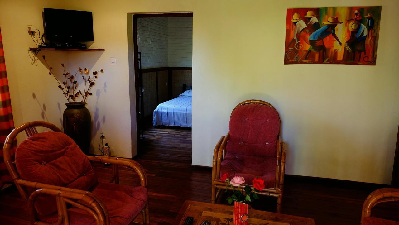 Eco Lodge Les Chambres Du Voyageur アンツィラベ エクステリア 写真