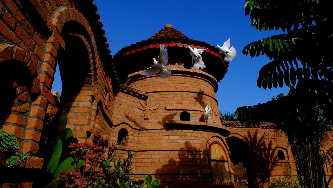 Eco Lodge Les Chambres Du Voyageur アンツィラベ エクステリア 写真